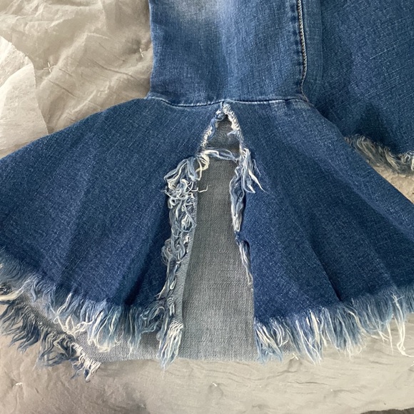 Blank Nyc Ruffle Flare Cropped Raw Frayed Jeans - Picture 6 of 6